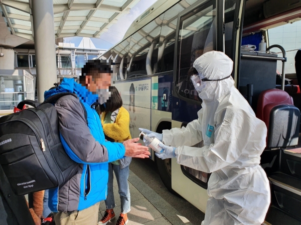 중국인 유학생 수송버스 탑승 준비모습-남서울대 제공