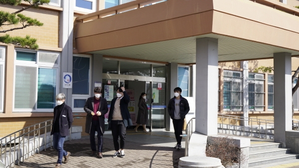 구내식당 휴무일 점심식사를 위해 나서는 금산군청 직원들