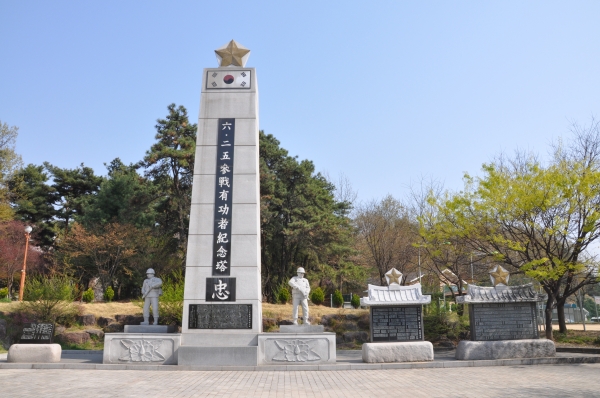 이 달의 현충시설, 6.25참전유공자 기념탑.