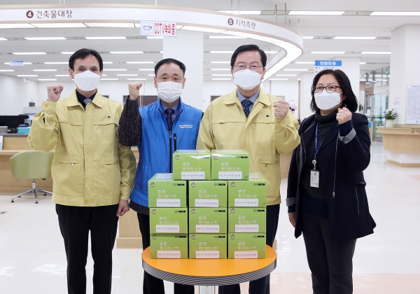 민원실 근무직원 마스크 전달