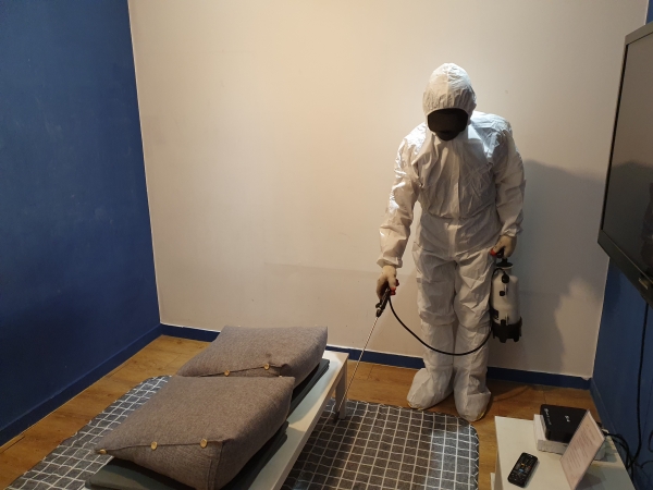 지난 1일 오후 유성구 방역 기동반이 확진자가 근무했던 미용실 내부에 대한 방역을 실시하고 있다