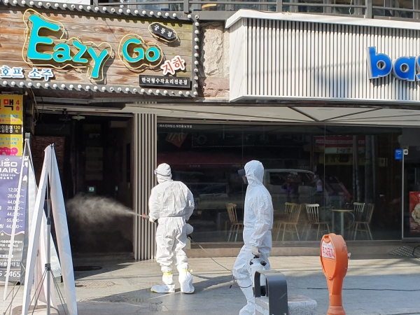 지난 1일 오후 유성구 방역 기동반이 확진자가 근무했던 미용실 외부에 대한 방역을 실시하고 있다.