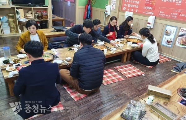 세종대평시장서 점심식사 갖는 시청 경제산업국 직원들