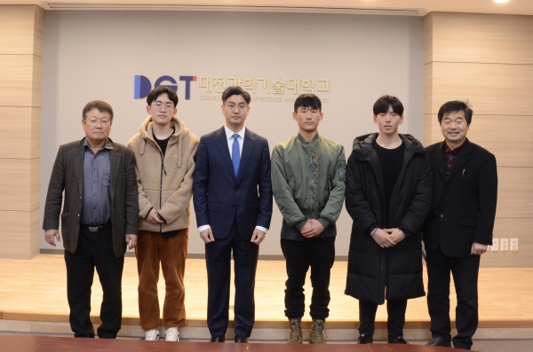 좌측부터 박정규 교수, 정찬영 학생, 이효인 총장님, 정상택 학생, 정원우 학생, 서성탁 교수