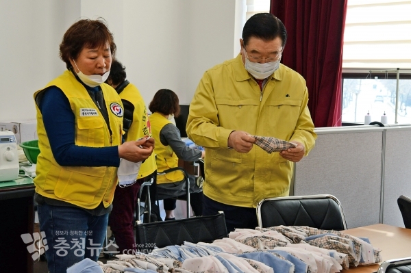 면 마스크 생산 현장을 방문한 김석환 홍성군수