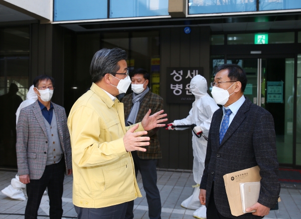 지난 27일 유성구 성세병원에서 정용래 유성구청장이 병원 관계자에게 코로나19 대응 방안 등에 대해 설명하고 있다.
