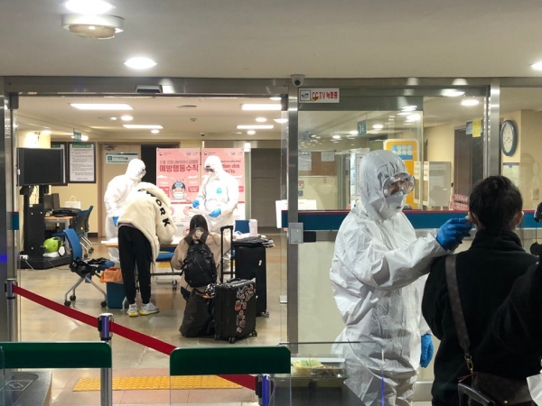 중국인 유학생들이 선문대 기숙사 입소시 체온 측정 후 입소하고 있다.