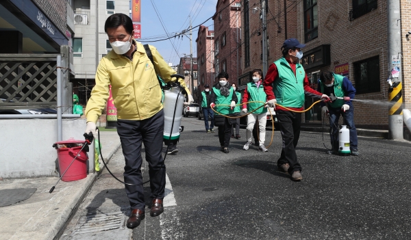 황인호 동구청장이 용운동 새마을협의회 회원들과 함께 코로나19 방역활동에 나서고 있다