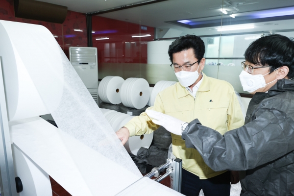 허태정 대전시장이 3일 관내 마스크생산 업체를 방문한 모습