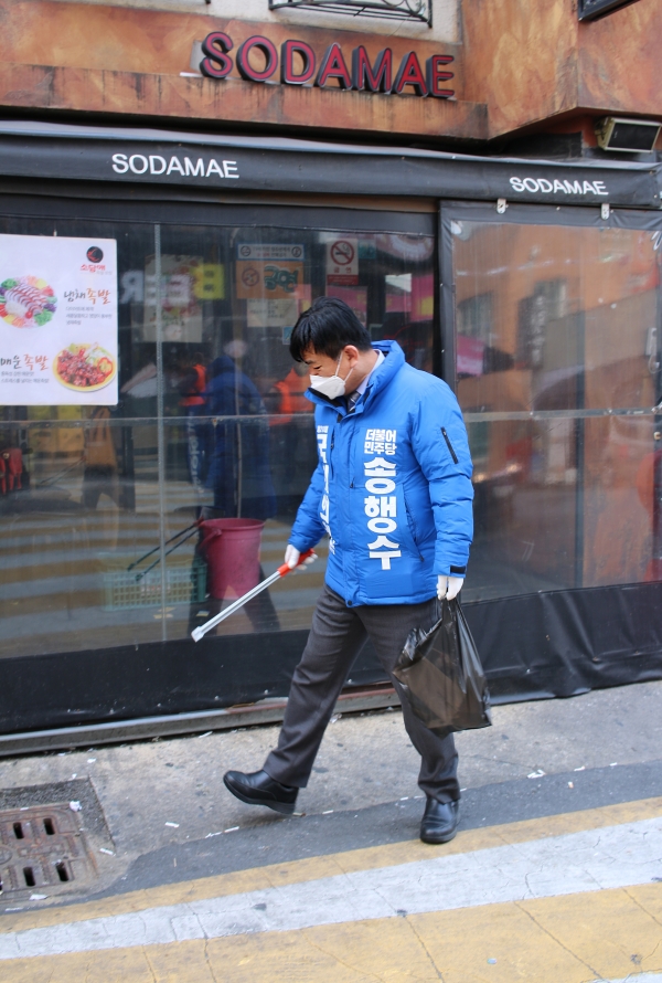 오류동 먹자골목에서 방역 봉사활동을 벌이는 더불어민주당 송행수 대전 중구 국회의원 예비후보