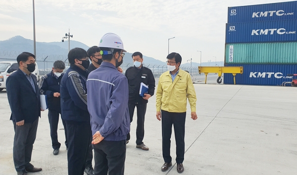 김현경 부시장이 대산항 국가부두 관계자들을 만나 코로나19 확산 방지를 위해 적극 대응을 당부하고 있다