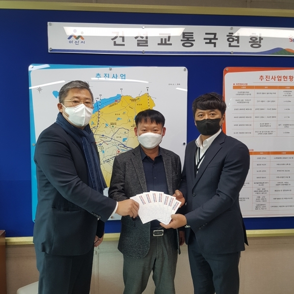 좌측부터 삼도운수 대표 이정훈/ 건설교통국장 박승우 /               삼도운수 종사자 대표 김지훈