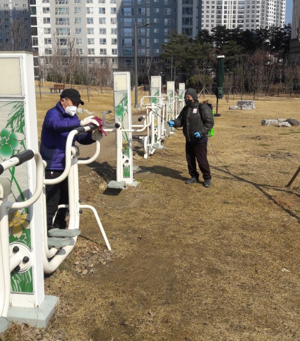 천안시가 체육시설물을 소독하는 모습