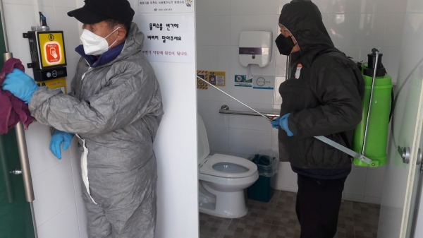 천안시가 공원 화장실 출입구 및 내부 소독