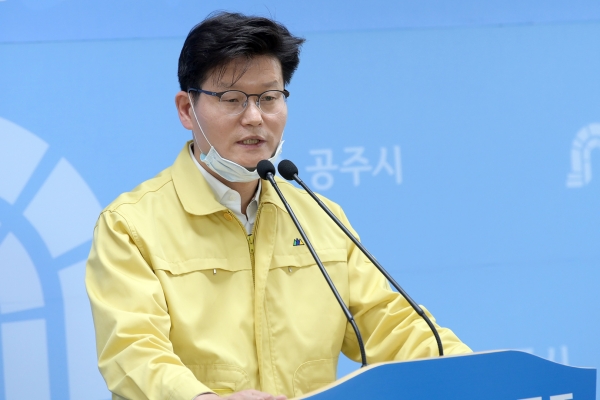 제67차 정례브리핑 중인 김정섭 시장