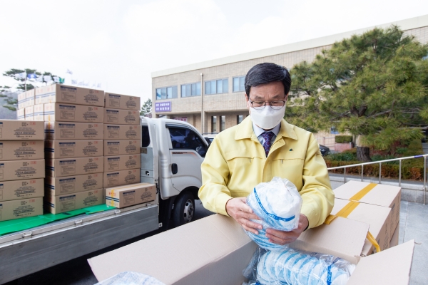 긴급 확보한 산업용 마스크를 점검하고 있는 김돈곤 청양군수.