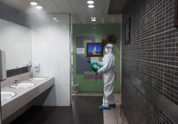 코로나19 예방을 위해 대전도시철도 역사 내 화장실을 방역소독하고 있다.