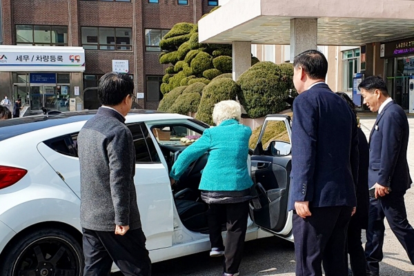 서산시 공무원들이 할머니를 배웅하고 있다.
