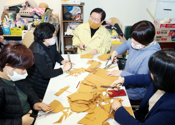 장종태 서구청장은 지난 4일 월평1동 공방 카페 니들(대표 김지미)을 방문해 마스크 대란 속에서 주민 스스로 마스크를 제작하는데 구슬땀을 흘리고 있는 마을활동가 주민들을 격려했다