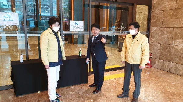 지난 4일 유성의 한 예식장에서 오강진 사회복지국장(오른쪽)과 고희숙 위생과장(왼쪽)이 예식장 직원(가운데)으로부터 자체 방역소독 현황에 대해 설명을 듣고 있다
