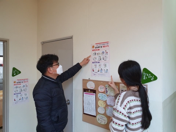 지난 4일 위생과 담당공무원이 유성의 한 집단급식소를 방문해 위생관리책임자에게 식품안전관리 예방수칙을 안내하고 있다.