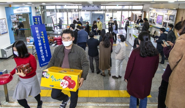 지난 4일 코로나19 확산 방지를 위해 현장에서 구매하는 전통시장 장보기 대신 직원들이 사전에 생필품을 공동 주문해 구청에서 상품을 구매하는 이색 장보기 행사를 펼쳐