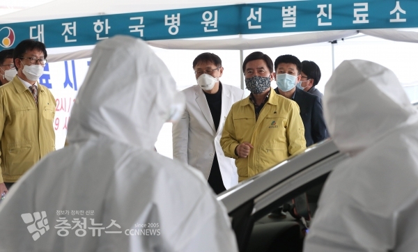 황인호 동구청장의 한국병원 드라이브스루 선별진료소 방문 모습