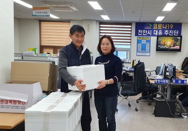 강상구 성남면장이 지난 5일 불철주야 코로나19 감염 대응에 힘쓰고 있는 코로나19대응추진단에 찾아가 김호기(효덕목장 대표) 씨가 직접 생산한 요구르트 500개(50만원 상당)를 전달하고 있다.