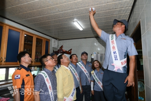 예산군이 안전관리 사업 일환으로 단독경보형감지기를 설치하는 모습.