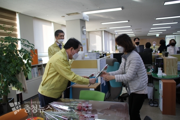 김지철 충청남도교육감이 세계 여성의 날 행사에 참석하여 직원들에게 장미꽃을 증정하고 있다.