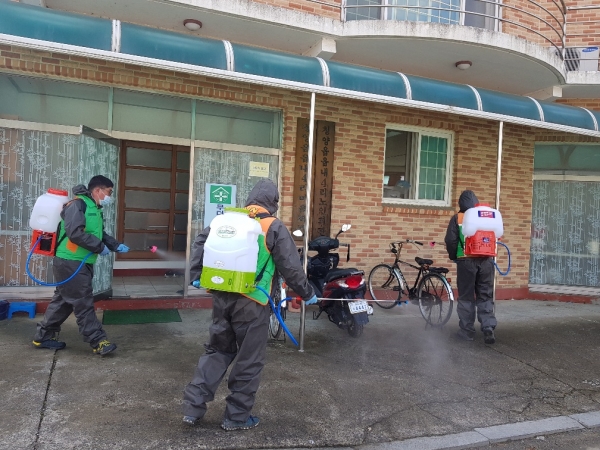 코로나 확산을 위해 긴급방역 실시 모습