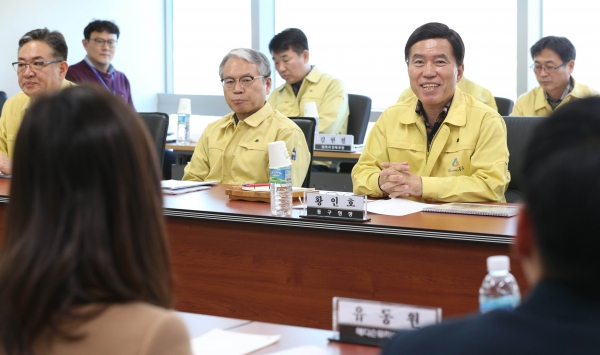 황인호 동구청장(사진 가운데 오른쪽)이 간담회에서 투자의향기업 관계자와 이야기를 나누고 있다.