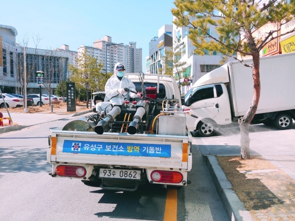 6일 보건소 방역 기동반이 신성동과 원신흥동, 원내동에 대한 대대적인 방역활동을 펼치고 있다