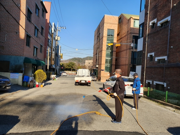 6일 보건소 방역 기동반이 신성동과 원신흥동, 원내동에 대한 대대적인 방역활동을 펼치고 있다