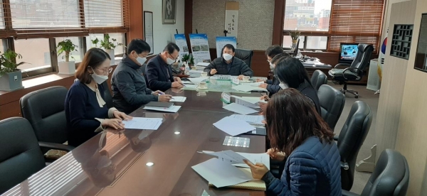 천안시 동남구가 5일 다중이용시설 현장점검을 위한 긴급회의를 진행하고 있다.