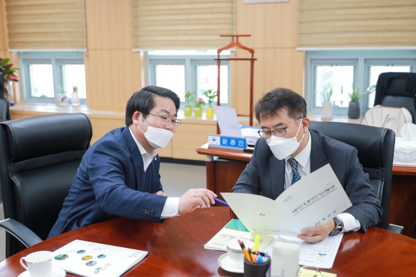 오세현 아산시장이 윤종인 행정안전부 차관에게 지역 현안사업에 대해 설명하고 있다.