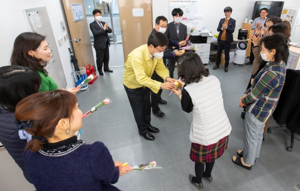 최교진 세종시교육감이 각 부서를 돌며 빵과 장미꽃을 전달하며 감사인사를 전하고 있다.