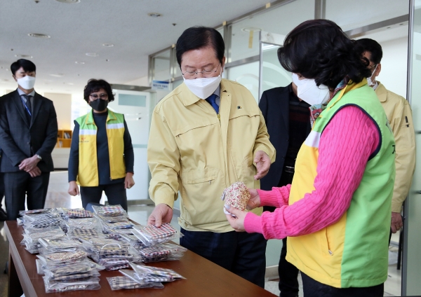 장종태 서구청장이 코로나19 취약계층을 위한 미세먼지 차단 기능성 마스크 만들기에 한창인 서구자원봉사센터를 찾아 관계자를 격려했다.