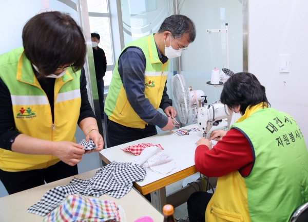 미세먼지 마스크 제작 모습