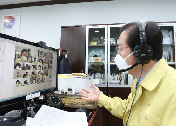 장종태 대전 서구청장이 지난 6일 23개 동장과 코로나19 확산 방지를 위한 대응 및 현안 점검을 위한 영상회의를 가졌다.