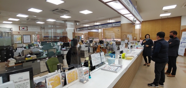 지난 7일 담당 공무원이 온천2동행정복지센터 민원창구에 설치된 투명 가림막을 점검하고 있다