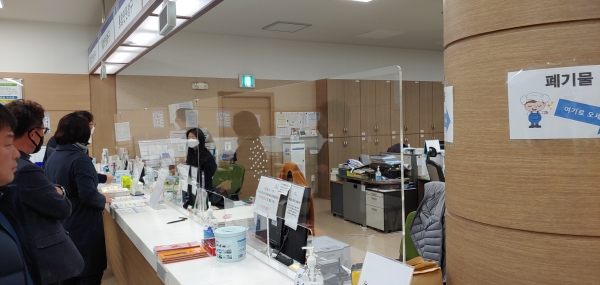 지난 7일 담당 공무원이 온천2동행정복지센터 민원창구에 설치된 투명 가림막을 점검하고 있다