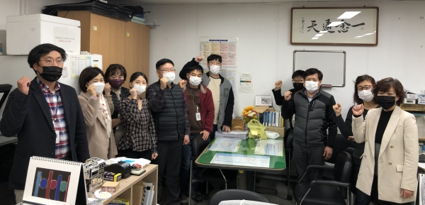 서천군 환경보호과 직원 일동, 대구에 성금 기부 모습