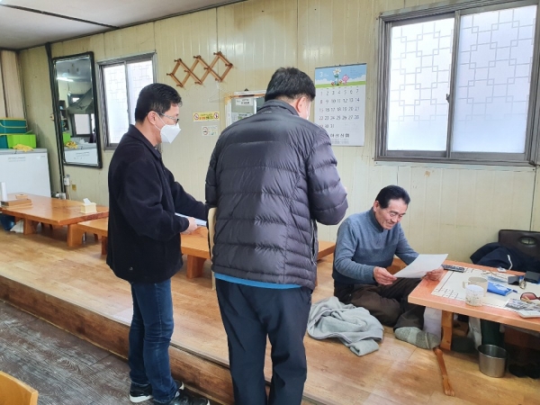 시청 기업경제과 직원 주말 아산사랑상품권 가맹점 모집에 나서