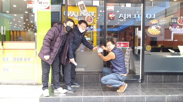 시청 기업경제과 직원 주말 아산사랑상품권 가맹점 모집에 나서