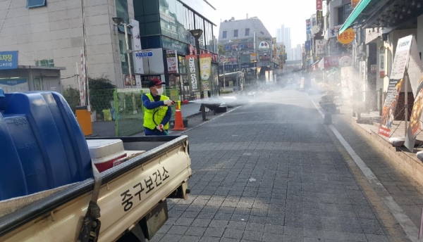 다중이용시설 방역소독 확대에 따른 은행동 스카이로드 소독장면
