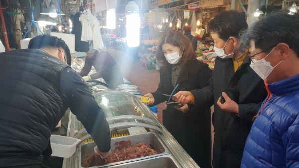 코로나19로 침체된 지역경제를 살리기 위해 ‘지역상권 이용하기 릴레이 캠페인’을 펼쳐