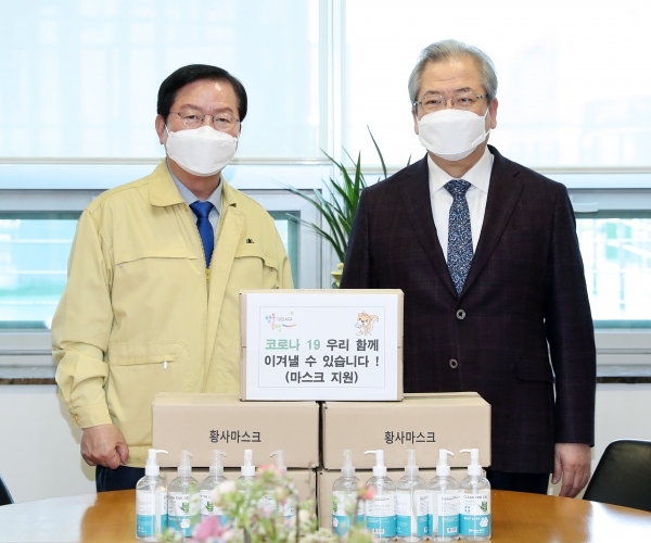 장종태 서구청장, 새로남 교회 오정호 목사를 만나 협조 요청을 하고있다.