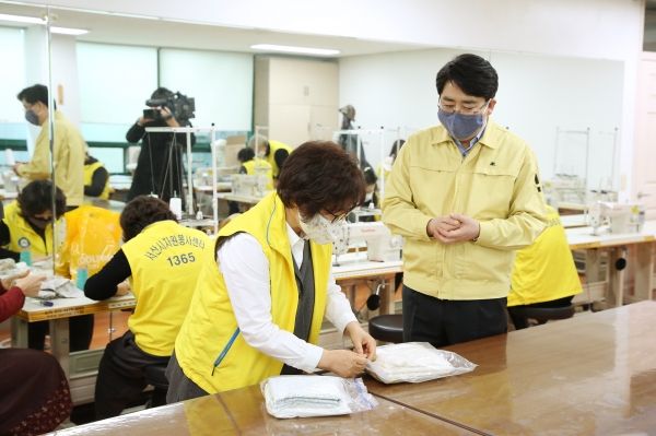 맹정호 서산시장이 면 마스크 봉사 현장을 방문해 봉사자들을 격려하고 있다.