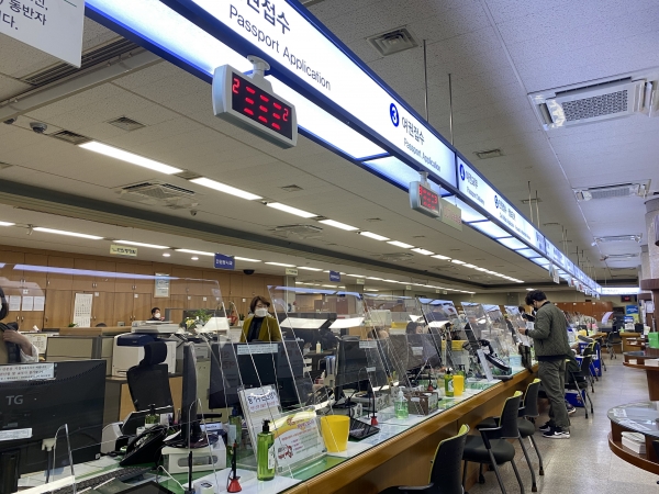 아산시청 민원실에 코로나19 예방용 가림막 설치 모습